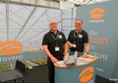 Aluminium is better than steel, in the sense that water, which is collected via the gutters and then has to serve as pouring water again, cannot then contain rust. So lately, Rovero Systems has been building more and more with a new aluminium gutter. Pictured are Reijer van den Herik and Jan van Hemert.